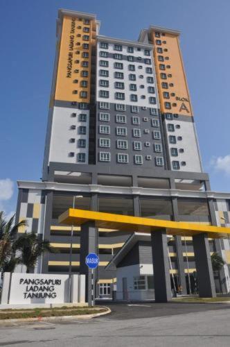 Seaside Haven Homestay Seaview Unit With Pool Opposite Ktcc & Mayang Mall - Pangsapuri Ladang Tanjung Kuala Terengganu Luaran gambar
